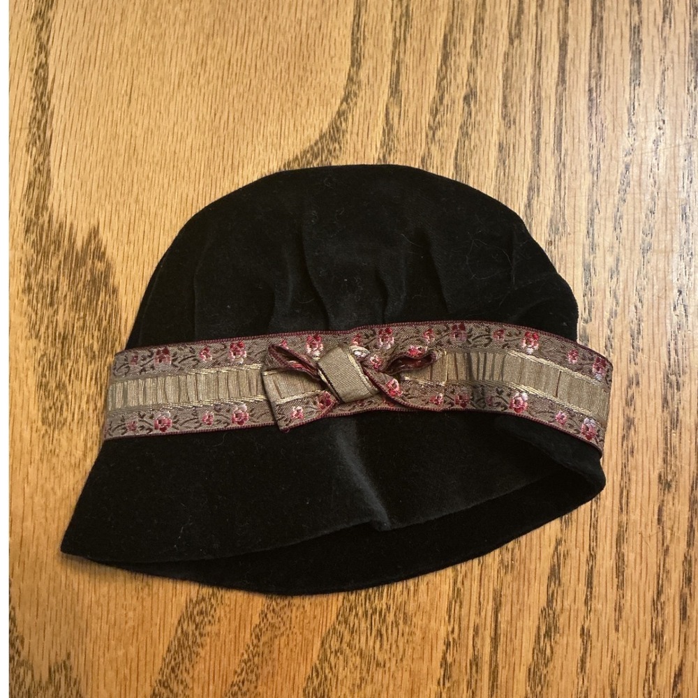 American girl Retired Rebecca Rubin met outfit hat black velvet